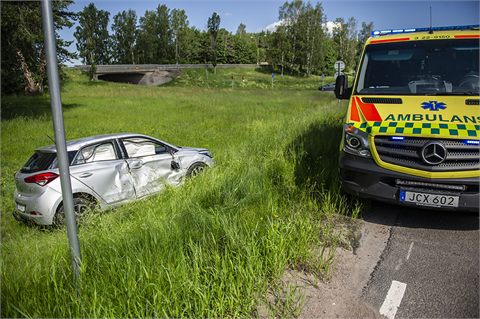 Buss och personbil i krock