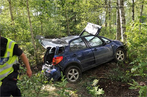 En person till sjukhus med ambulanshelikopter efter olycka på E18