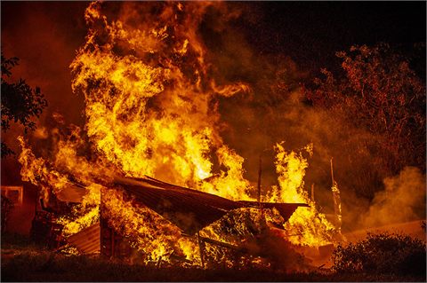Ladugård och vedbod förstörd i brand – efter åskovädret inatt
