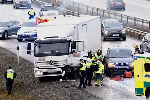 Lastbil körde på polisbil – en till sjukhus