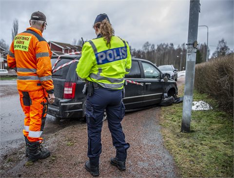 Bil körde rakt igenom rondell i Avesta