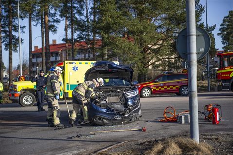 Två bilar i frontalkrock i Avesta