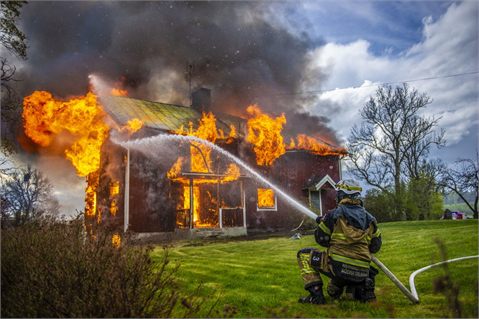 Villa brann ner efter blixtnedslag i Hälsingbo