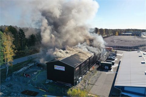 Storbrand i Bålsta – polis undersöker mordbrand