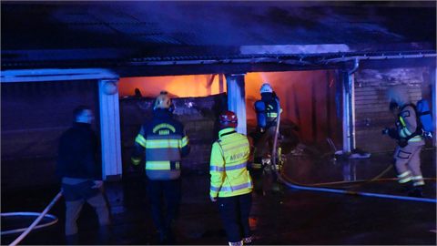 Fullt utvecklad brand i garagelänga – kraftig rökutveckling från flera garage