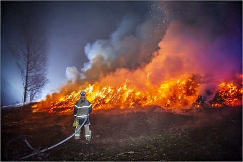 Kraftig brand i rishög intill kraftledning i Fagersta