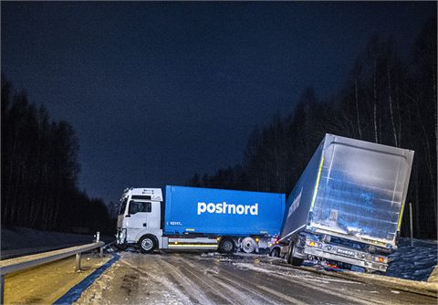 Två lastbilsolyckor under nattens svåra halka – stopp på riksväg 70