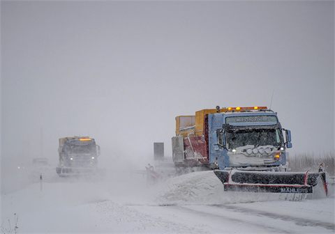 Plogbilarna kämpar på i snöovädret