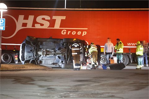 Bil välte på bensinmack i Bålsta