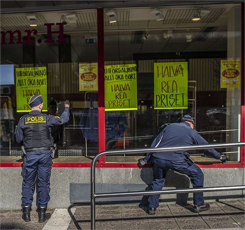 Tekniskundersökning i Avesta efter skjutning mot 30-tal skyltfönster