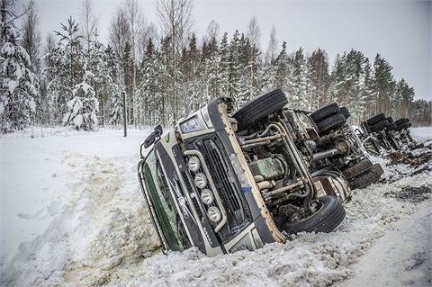 Mjölkbil med släp i diket på riksväg 70