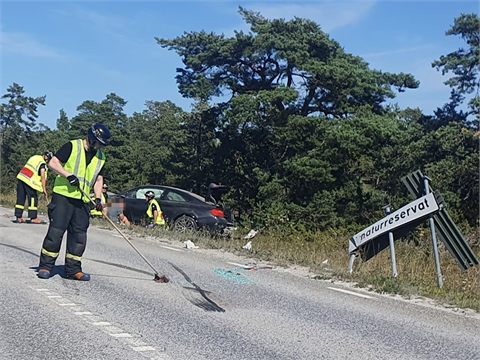 Två bilar i krock strax norr om Rute kyrka – en förd till sjukhus