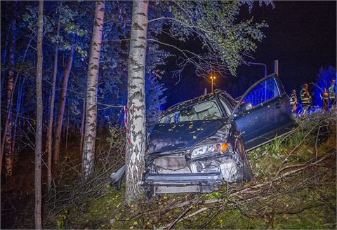 Personbil körde av väg 68 och krockade med träd utanför Avesta