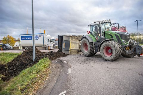 Traktorsläp med dynga välte – hade stor påverkan på trafiken på väg 68