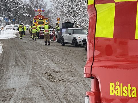 Flera fordon i krock i Bålsta - två skadade