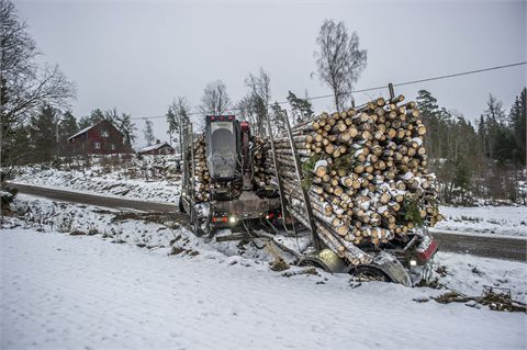 Timmerbil i diket efter länsväg 681 utanför Hedemora