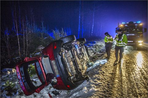 Bil hamnade på sidan på glashal länsväg