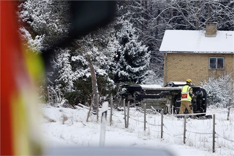 Bilist voltade på länsväg 263 vid Bålsta
