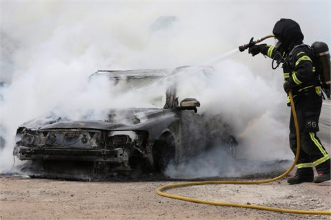 Fordonsbrand under färd spred sig till terrängen