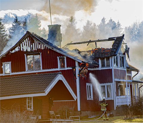 Altanbrand spred sig till taket i Avesta
