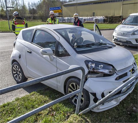 Mopedbil körde in i vägräcke i Krylbo
