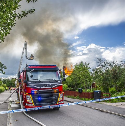 Villa totalförstörd efter kraftig brand