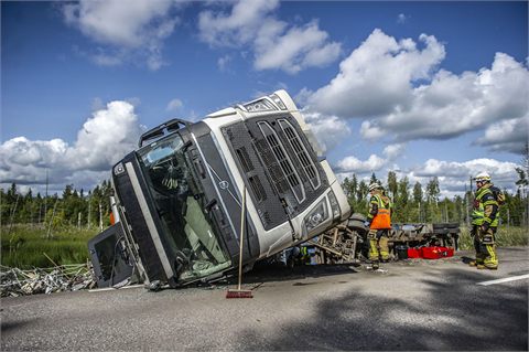 Singelolycka med lastbil mellan Norberg och Hedemora