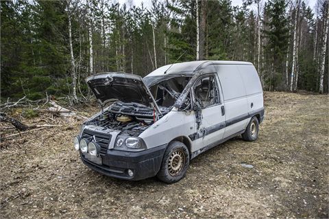 Skåpbil i brand utanför Garpenberg