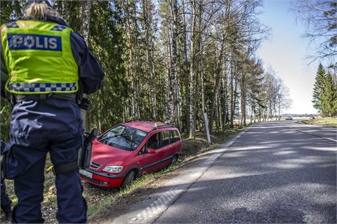 En till sjukhus efter singelolycka utanför Hedemora