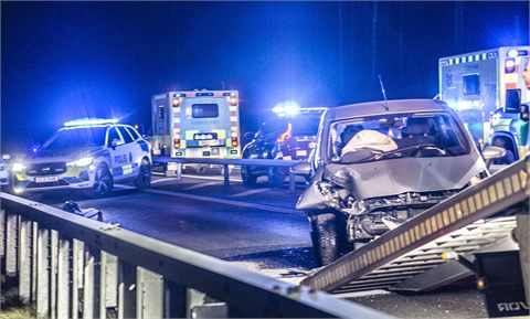 Riksväg 70 avstängd efter seriekrock