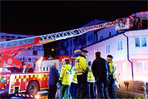 Kvinna räddad vid lägenhetsbrand i Bålsta