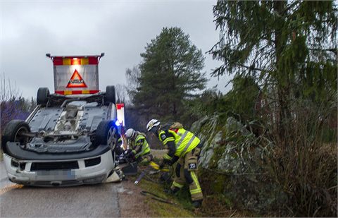 Våldsam singelolycka på länsväg 730 utanför Avesta