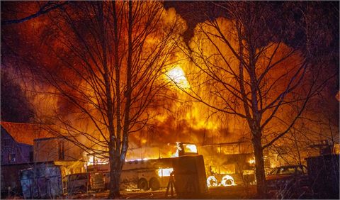 Storbrand i verkstad utanför Sala – flera bussar utbrända