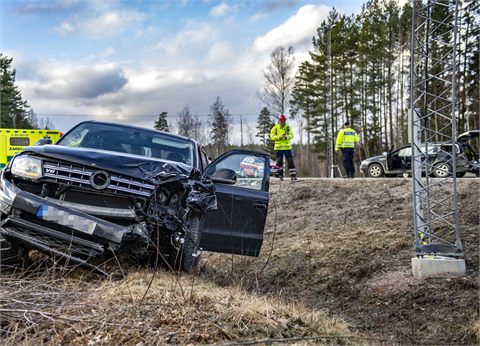 Bil och A-traktor i krock på väg 70