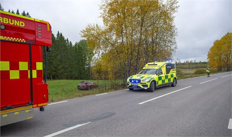 Taxibil körde av länsväg 256 och ut på åker utanför Norberg