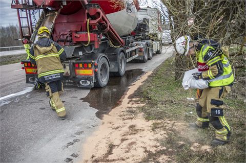 Dieselutsläpp efter däckexplosion – halt på väg 70