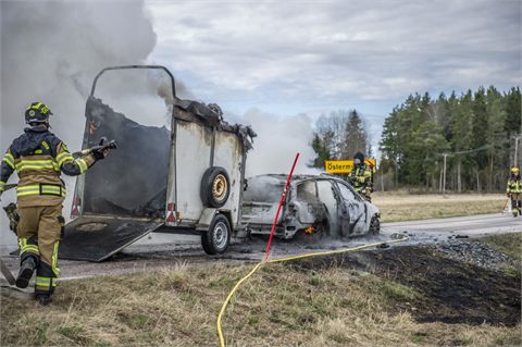 Hästsläp och personbil övertänd på länsväg 835 utanför Sala