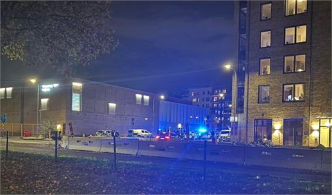 Kvinna skjuten i idrottshallen i Älvsjö