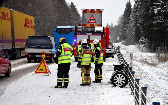 Tv bilar i krock p riksvg 49