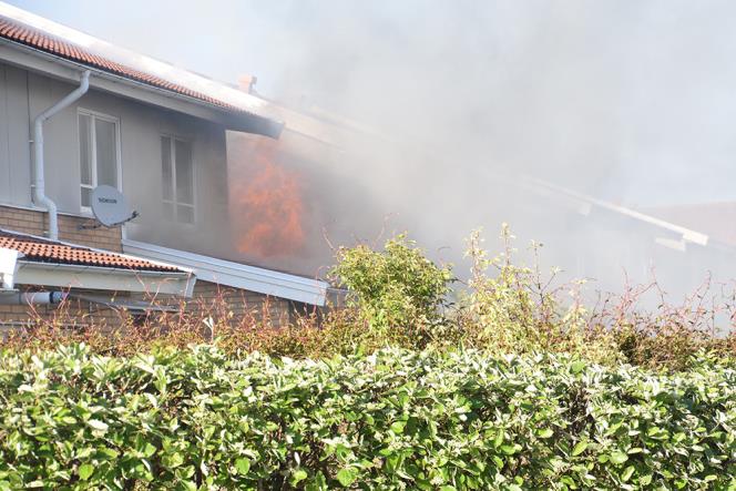 Tre personer till sjukhus i radhusbrand i Klagshamn