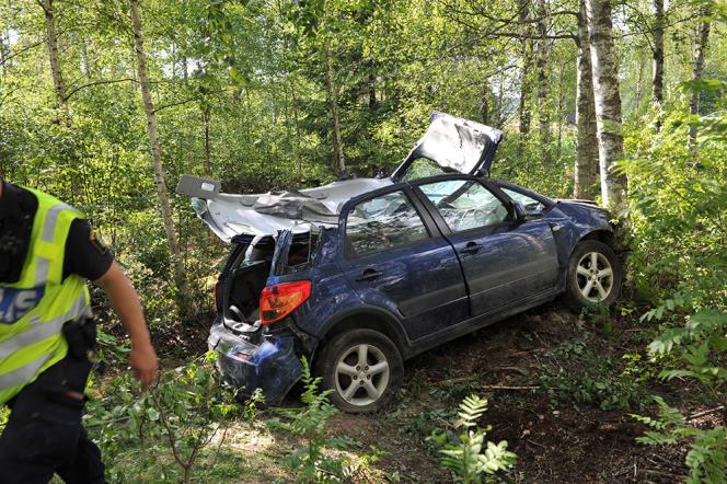 En person till sjukhus med ambulanshelikopter efter olycka p E18