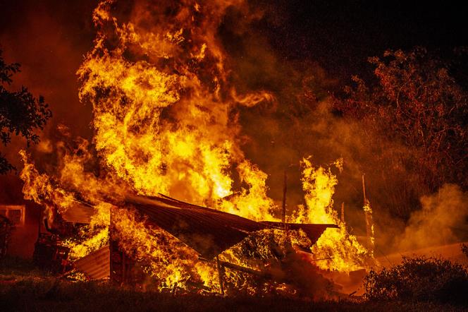 Ladugrd och vedbod frstrd i brand  efter skovdret inatt