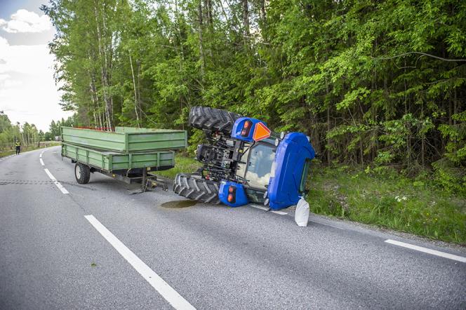 En till sjukhus efter att traktor med slp vlt utanfr Fagersta