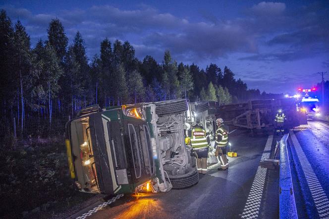 Lastbil med slp vlte sder om Avesta  riksvg 70 fick stngas av