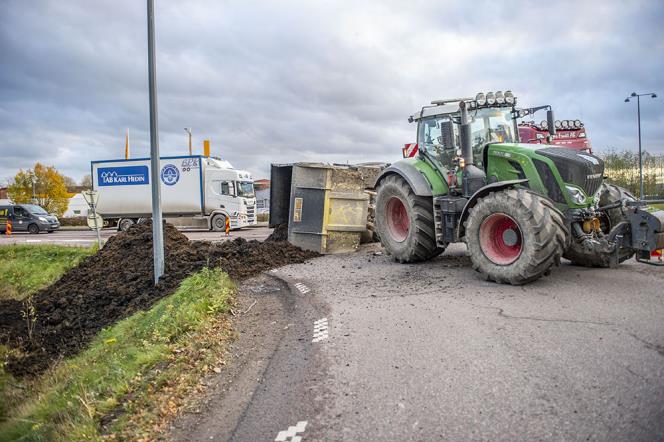 Traktorslp med dynga vlte  hade stor pverkan p trafiken p vg 68