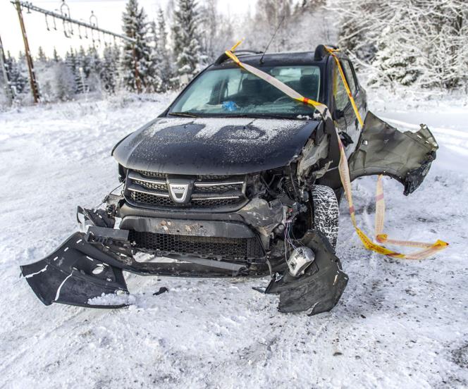 En till sjukhus efter kollision med plogbil