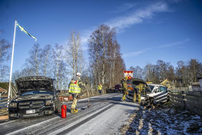 Tv bilar i krock - krde sedan ned staket