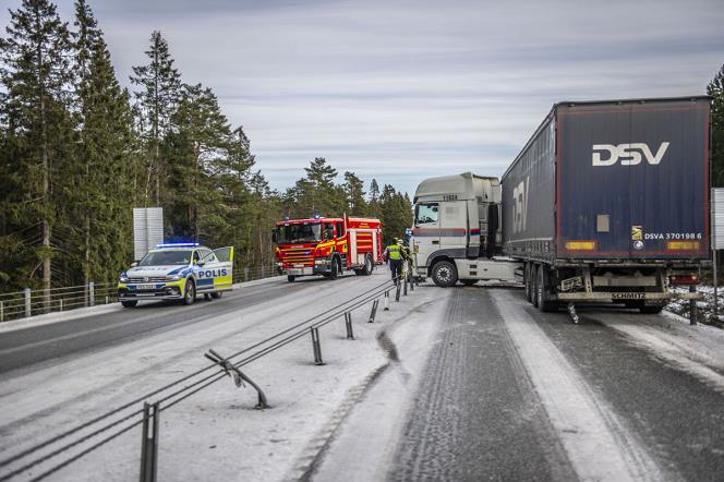 Trailerdragare i singelolycka på väg 68 utanför Norberg