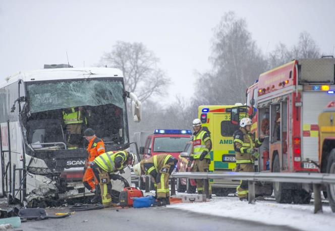 100 gymnasieungdomar i stor bussolycka  chauffren allvarligt skadad