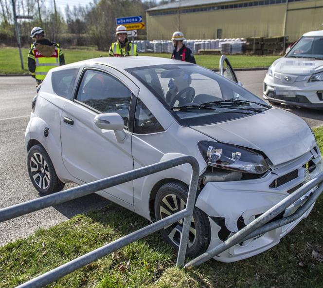 Mopedbil krde in i vgrcke i Krylbo